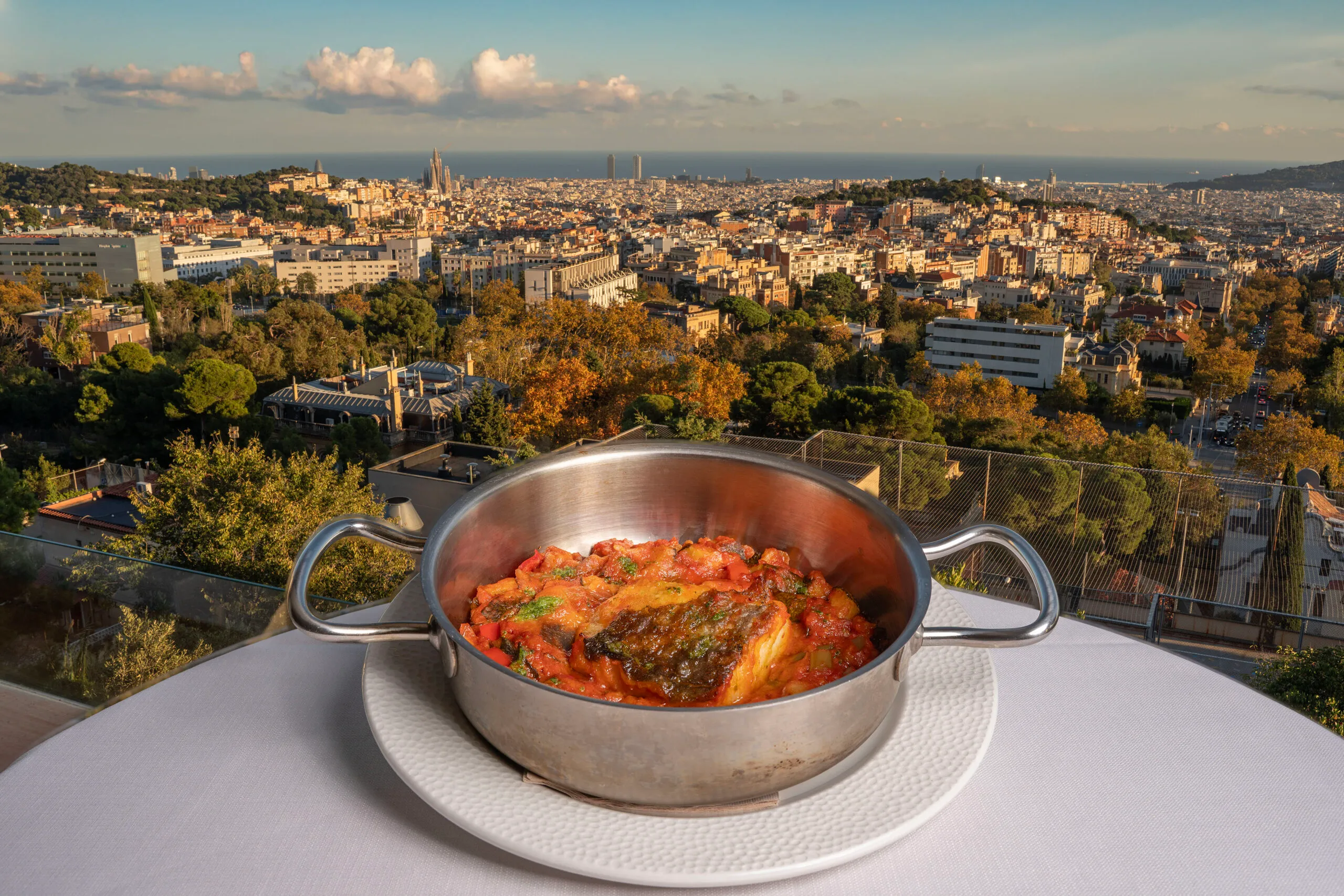 Bacalao con tomate de la carta de Mirabé, restaurante con vistas en Barcelona