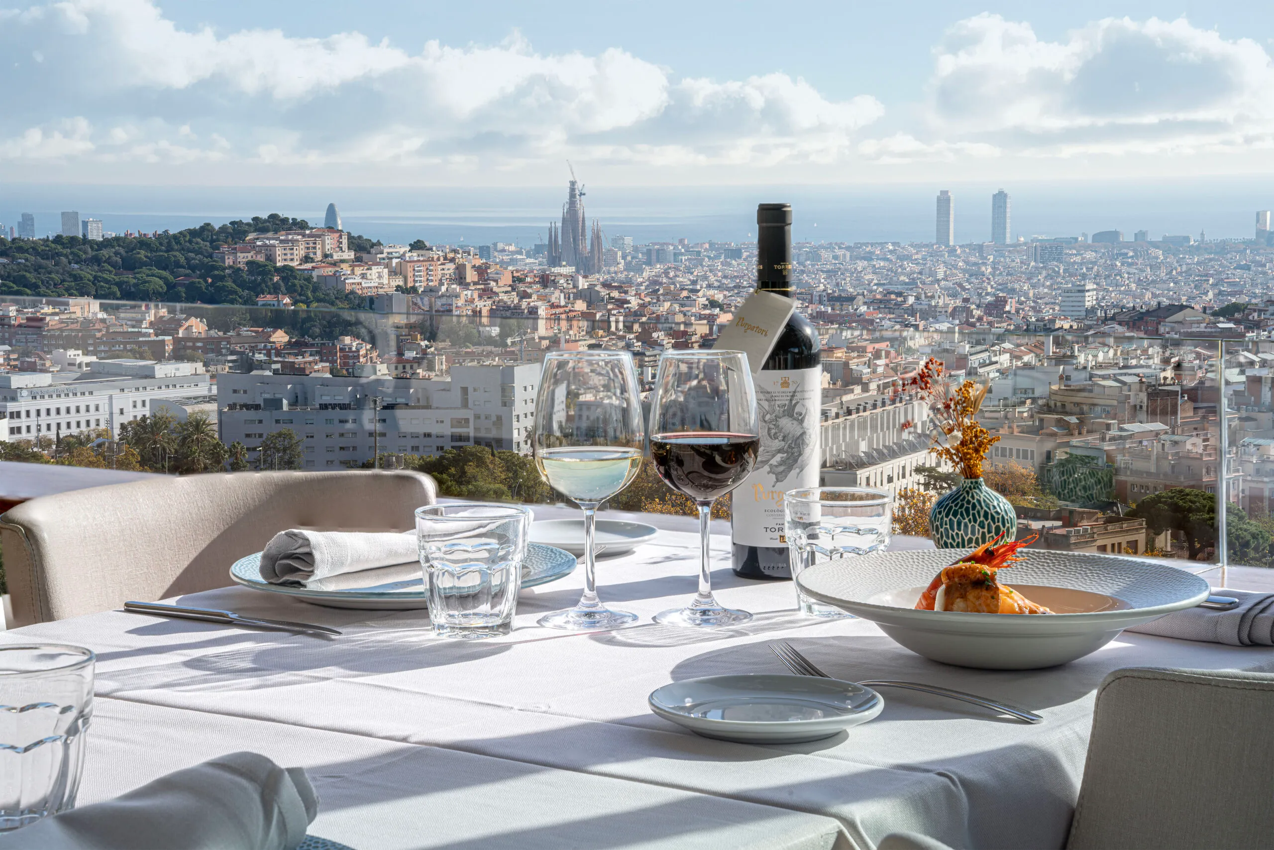 Copa de vino con vistas a Barcelona en el restaurante Mirabé